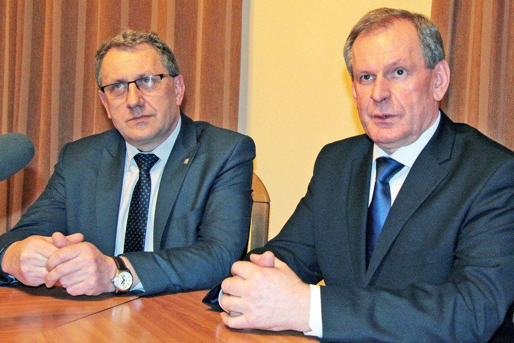 Starosta jarosławski Tadeusz Chrzan i Satnisaw Krasny, nowo powołany dyrektor COM uważają, że jarosławski szpital ma szansę być w czołówce placówek powiatowych co najmniej w skali Podkarpacia.<br/>fot.Roman Kijanka