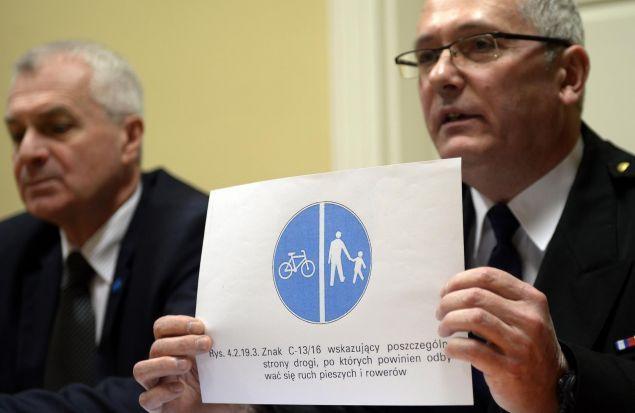 W ulotce zamieszczono m.in. najważniejsze znaki, które obowiązują pieszych i rowerzystów. Nz. Jan Geneja, komendant straży miejskiej w Przemyślu oraz prezydent Robert Choma.<br/>fot.zbiory własne