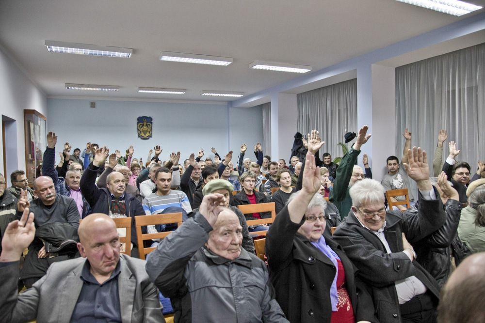 Z sali dało się słyszeć głosy zarówno za, jak i przeciw zaproponowanej inwestycji, niektórzy mieszkańcy zarzucali burmistrzowi, że o wszystkim dowiedzieli się zbyt późno.<br/>fot.Kamil Jacek Zarański