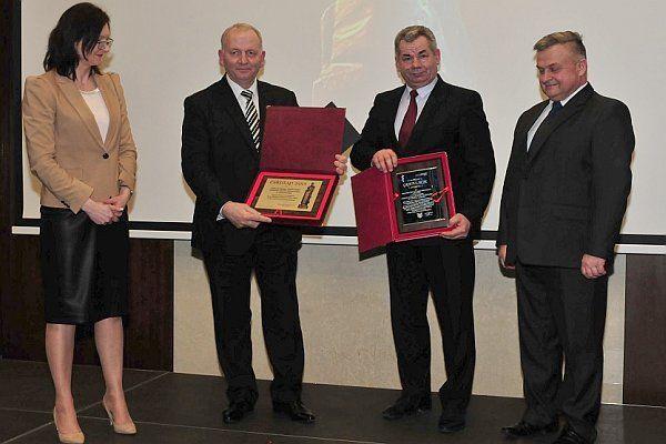 amiątkowe dyplomy wręczył nagrodzonym Starosta Przeworski Zbigniew Kiszka.<br/>fot.Starostwo Powiatowe w Przeworsku