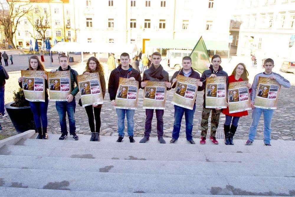 W niedzielne popołudnie młodzi przemyscy Wszechpolacy wyszli na rynek, żeby przekonywać, czym jest miłość do ojczyzny.<br/>fot.Jacek Szwic