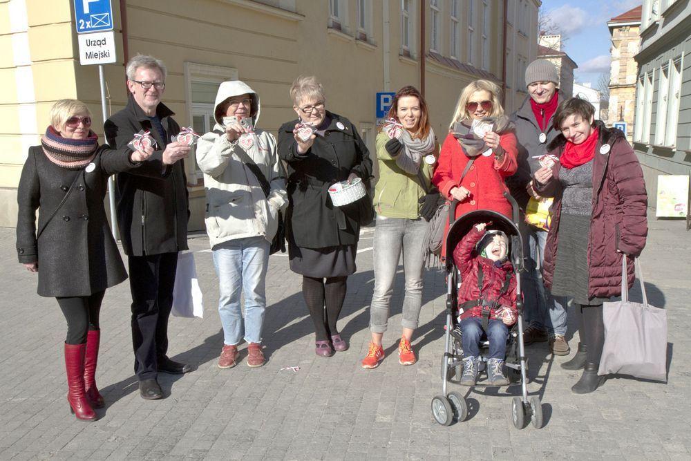 W niedzielę przemyscy sympatycy KOD obdarowywali mieszkańców serduszkami. <br/>fot.Jacek Szwic