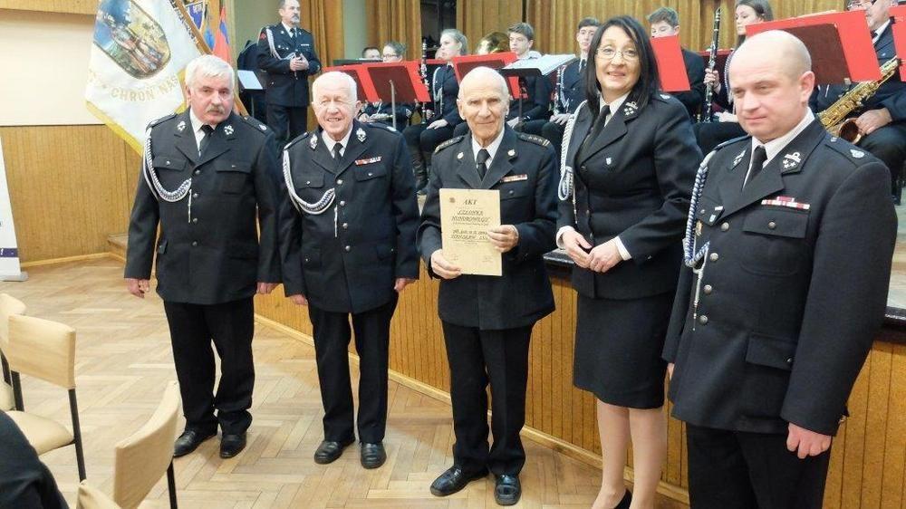 Emerytowany komendant wojewódzki PSP w Przemyślu płk Stanisław Lula otrzymał tytuł Członka Honorowego OSP w Gaci.<br/>fot.Barbara Chmura