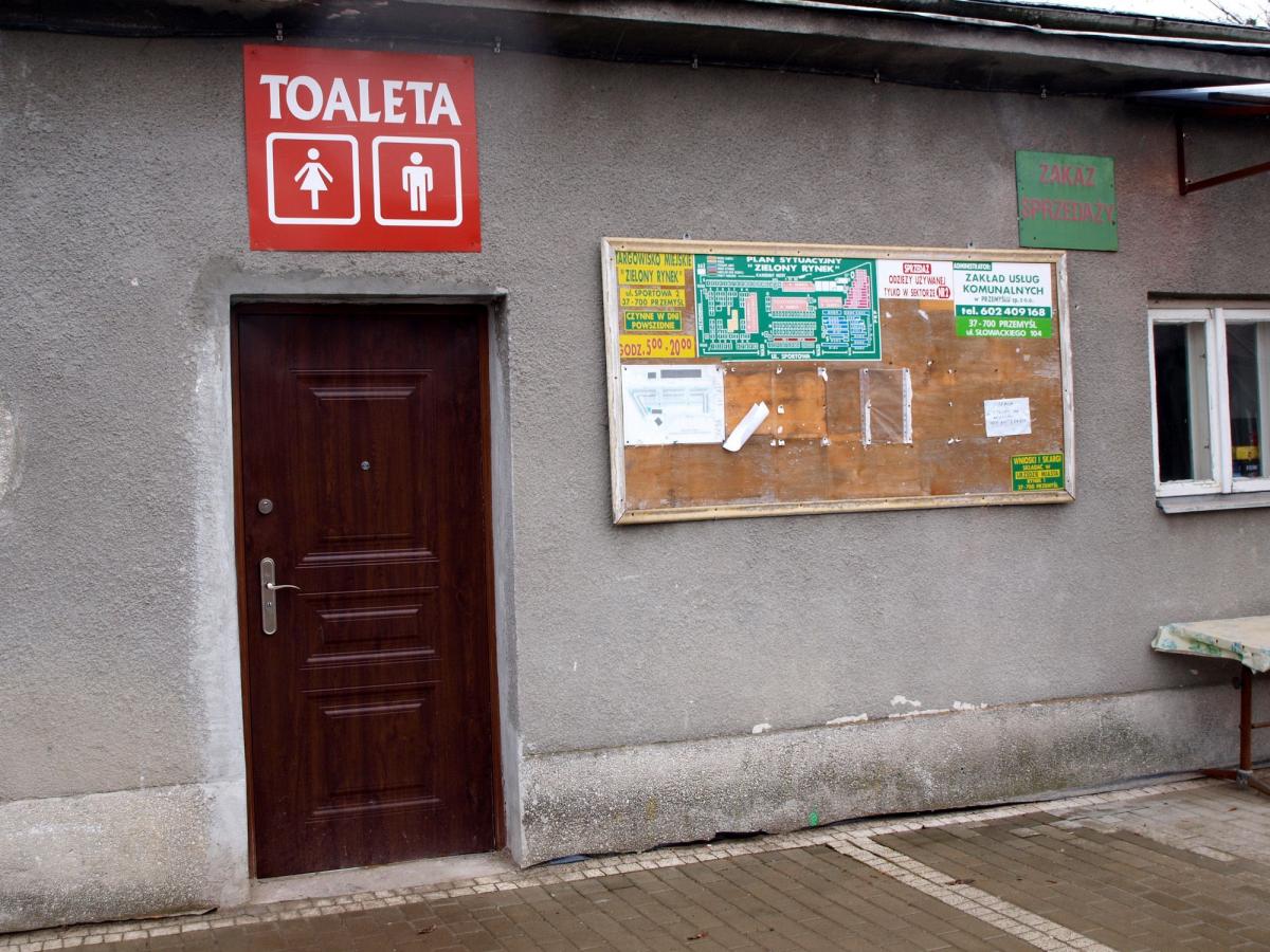 Jedna wizyta w tym przybytku kosztuje 1 zł. Jeśli ktoś handluje przez kilkanaście godzin, dwukrotna wizyta w ciągu dnia wcale nie jest ewenementem. Jeśli handluje przez 25 dni w miesiącu, musi zapłacić 50 zł. <br/>fot.Mariusz Godos