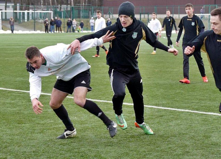 Piast Tuczempy wygrał w Dębicy z Wisłoką 2:0. Na zdjęciu w walce o piłkę Dominik Sas (z lewej, biała koszulka).<br/>fot.Mieczysław Turczyn