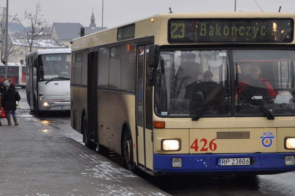 Z przystanków na ul. Jagiellońskiej korzystają pasażerowie różnych przewoźników. Według założeń uchwały od 1 stycznia 2017 r. będą się na nich zatrzymywać tylko autobusy MZK.<br/>fot.Paweł Bugira