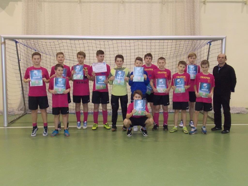 MOS Lubaczów zagrał w składzie: Piotr Dubniewicz (kapitan), Kacper Kalita, Tomasz Lis, Aleksander Witkoś, Jakub Powroźnik, Kacper Junik, Szymon Połuch, Jakub Lesiczka, Jakub Mróz, Krzysztof Konieczny, Michał Tryniecki, Maciej Ważny, Kacper Rawski. Trener: Wiesław Połuch.<br/>fot.archiwum klubu