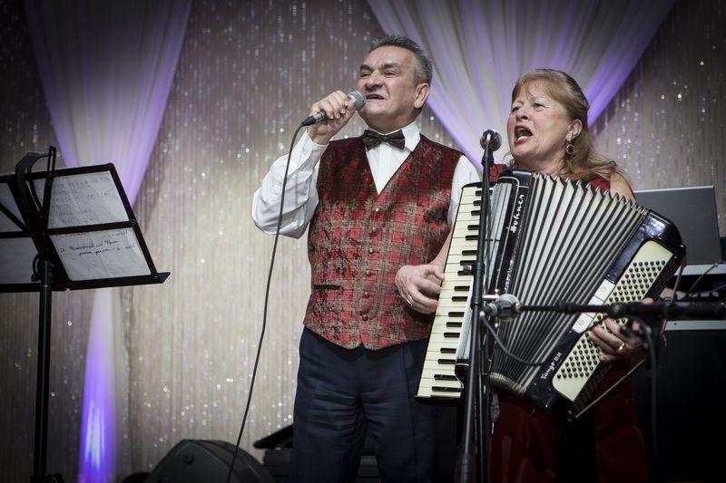 Przemyski duet „Fidelis” Jan Nowakowski (śpiew) i Teresa Kuczera-Król (śpiew, akordeon) zrobił w 700-tysięcznym Brampton prawdziwą furorę. Na zdjęciu podczas występu w sali widowiskowej „Millenium Gardens”. <br/>fot.ze zbiorów własnych