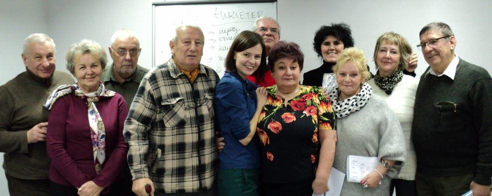 Przemyscy seniorzy liczą na szczere odpowiedzi mieszkańców. Na zdjęciu z Katarzyną Chajbos z Sieci Latających Socjologów.<br/>fot.UM Przemyśl