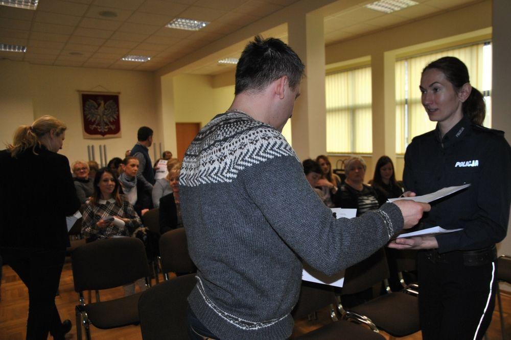 Uwagi o bezpieczeństwie w najbliższej okolicy są zbierane m.in. w formie ankiet. Na fotografii wtorkowe spotkanie w Jarosławiu.<br/>fot.KPP Jarosław