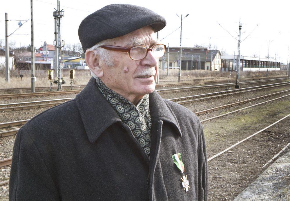 – Dokładnie z tego miejsca, z tej rampy nas wywieźli – mówi Bronisław Klepacki. <br/>fot.Jacek Szwic