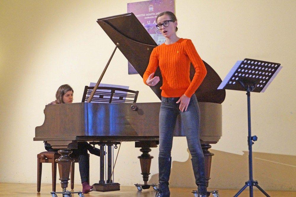 Sopranistka Anna Maciejewska z Białorusi ćwiczyła w poniedziałek przy akompaniamencie Natalii Czekały, pianistki z Warszawy.<br/>fot.Bogusława Pajda