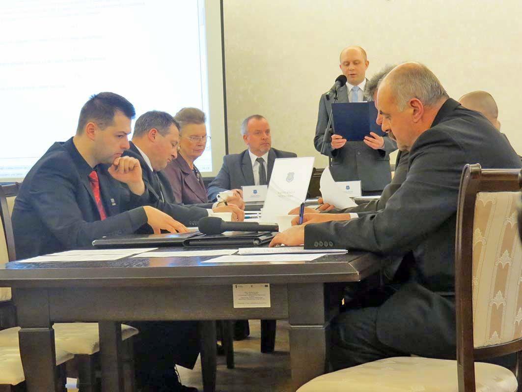 Dziewięciu radnych, obecnych na styczniowej sesji, jednogłośnie podjęło uchwałę w sprawie przedłużenia czasu obowiązywania taryf za wodę i ścieki.<br/>fot.Barbara Chmura