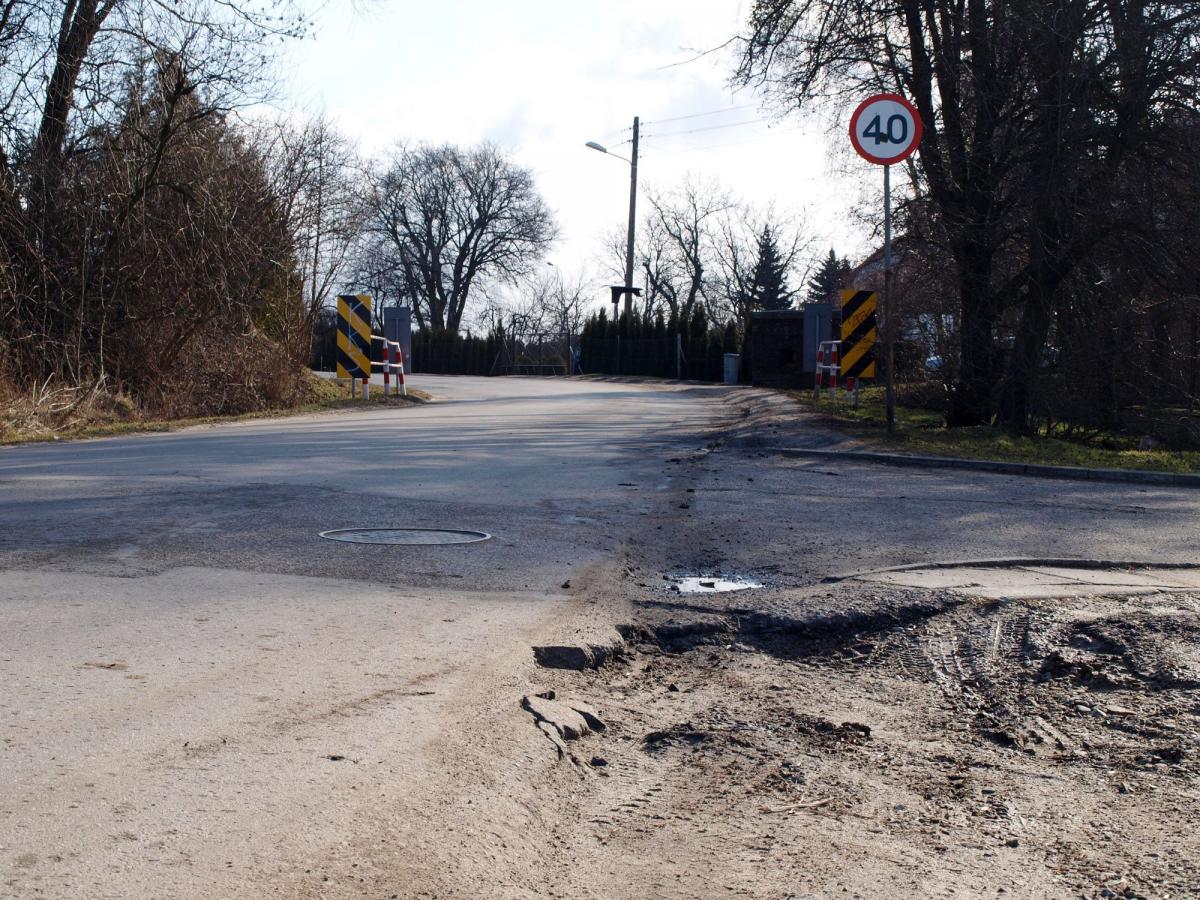 Przy ulicy Wysockiego nie tylko nie ma chodników i lamp ulicznych, ale brakuje nawet poboczy, którymi mieszkańcy mogliby chodzić w ciemnościach. Przecież to tylko krok od tragedii...<br/>fot.Mariusz Godos
