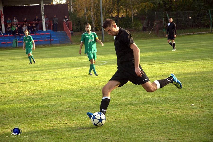 Artur Pacuła (przy piłce) został nowym prezesem LKS Skołoszów.<br/>fot.Adrianna Popkiewicz