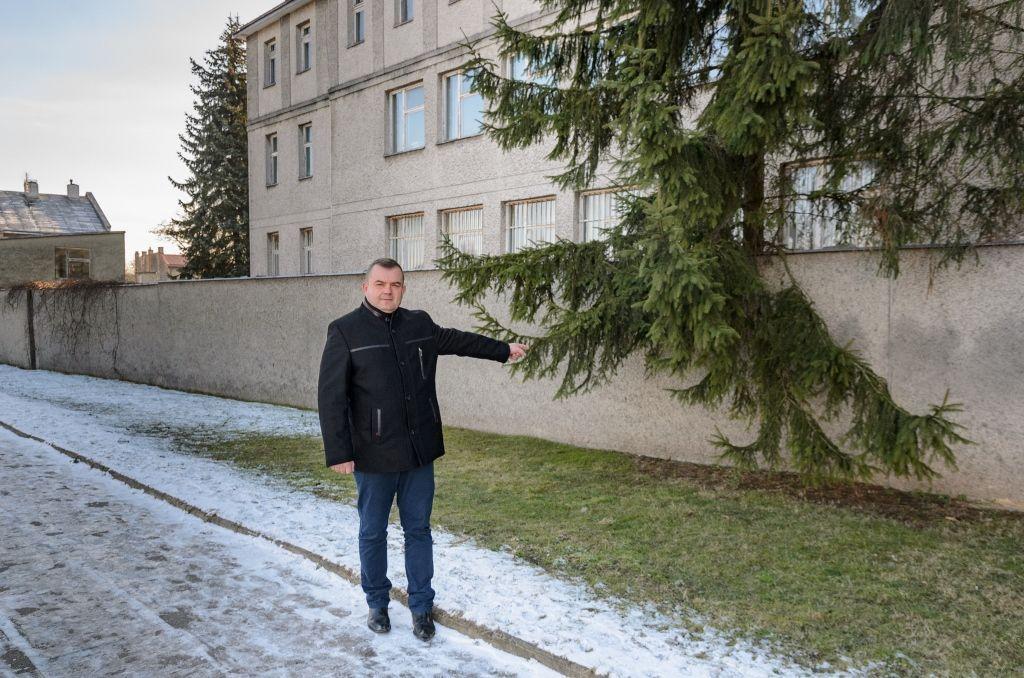 – Pod tą gałęzią położył się napastnik – pokazuje Marek Kopciuch.<br/>fot.Tomasz Mielnik