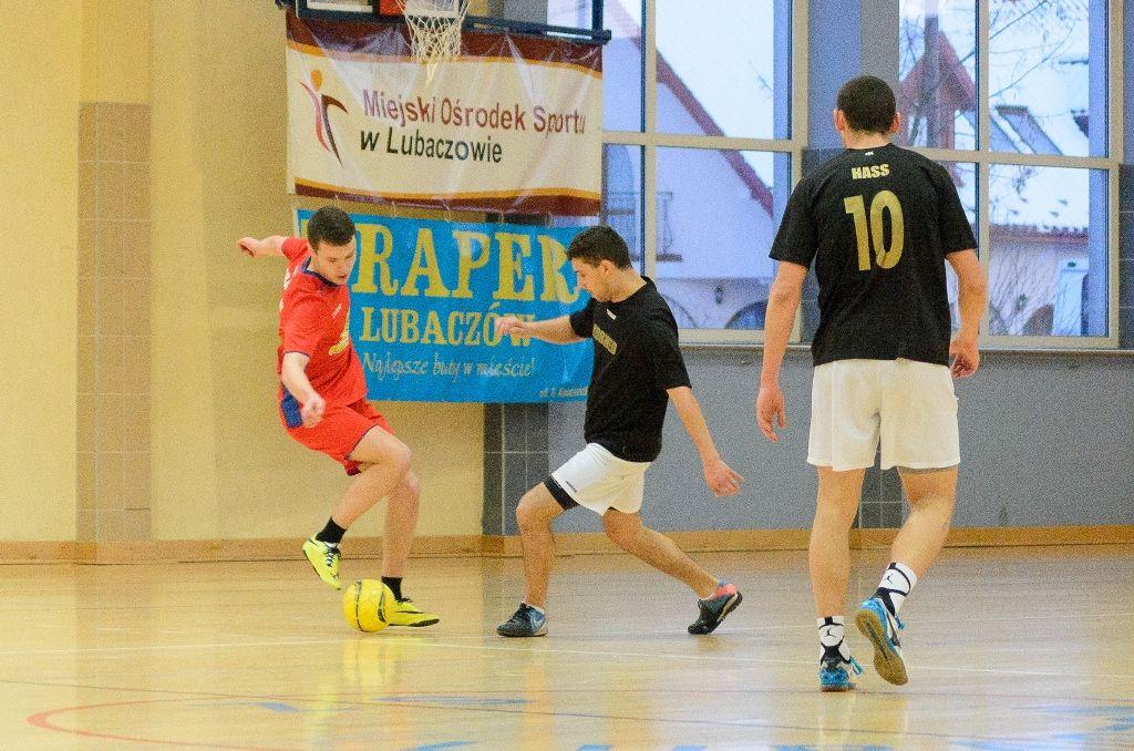Kormed (czarne stroje) ponownie okazał się lepszy od Juniorów MOS I.<br/>fot.Tomasz Mielnik