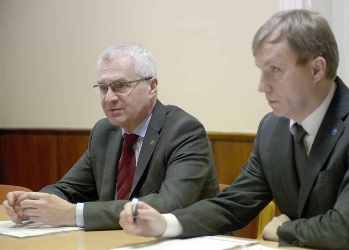 Podczas piątkowej konferencji prasowej Robert Choma (z lewej), prezydent Przemyśla i jego zastępca Grzegorz Hayder podsumowali inwestycje zrealizowane w 2015 roku i powiedzieli o zamierzeniach na najbliższe miesiące.<br/>fot.zbiory własne