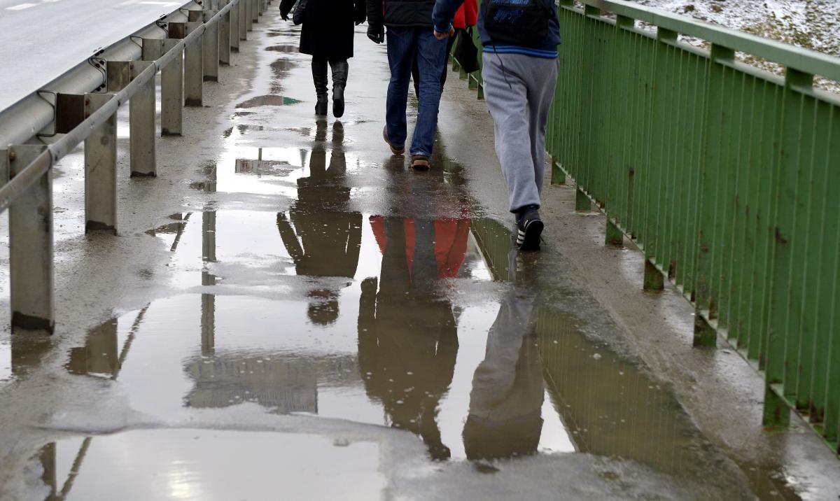 Nierówności powstałe na chodniku na ciągnącym się wzdłuż mostu im. Orląt Przemyskich. To właśnie one powodują gromadzenie się wody i powstawanie kałuż.<br/>fot.zbiory własne