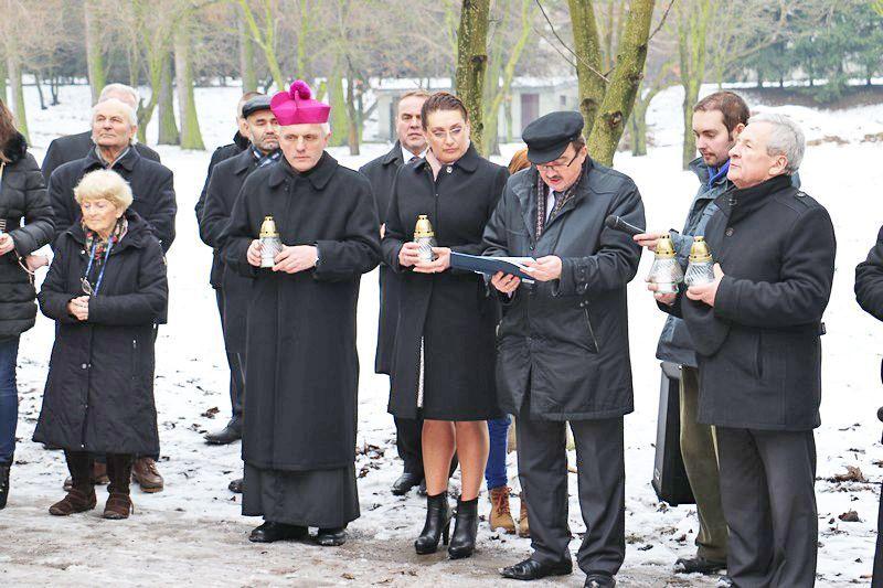Pamięć ofiar Holokaustu z Jarosławia i okolic uczczono w symbolicznym miejscu kaźni przy murach jarosławskiego opactwa.<br/>fot.UM Jarosław