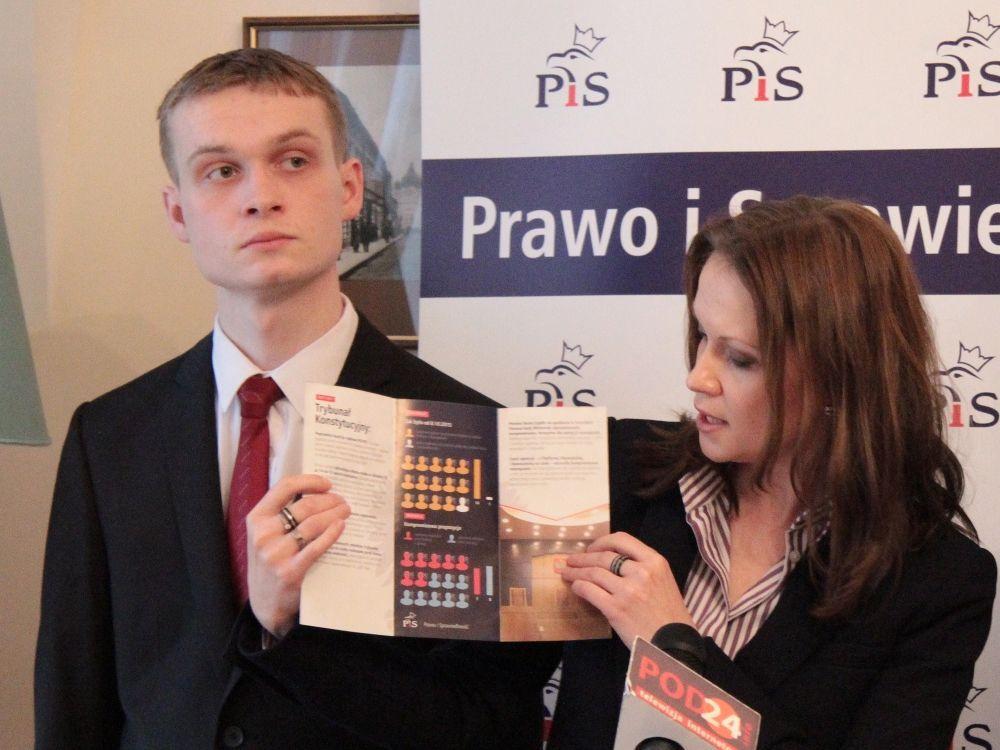 – Dajcie nam spokojnie pracować – apelowała do opozycji posłanka PiS Anna Schmidt-Rodziewicz. W konferencji towarzyszył jej dyrektor biura poselskiego Piotr Kozak.<br/>fot.Roman Kijanka