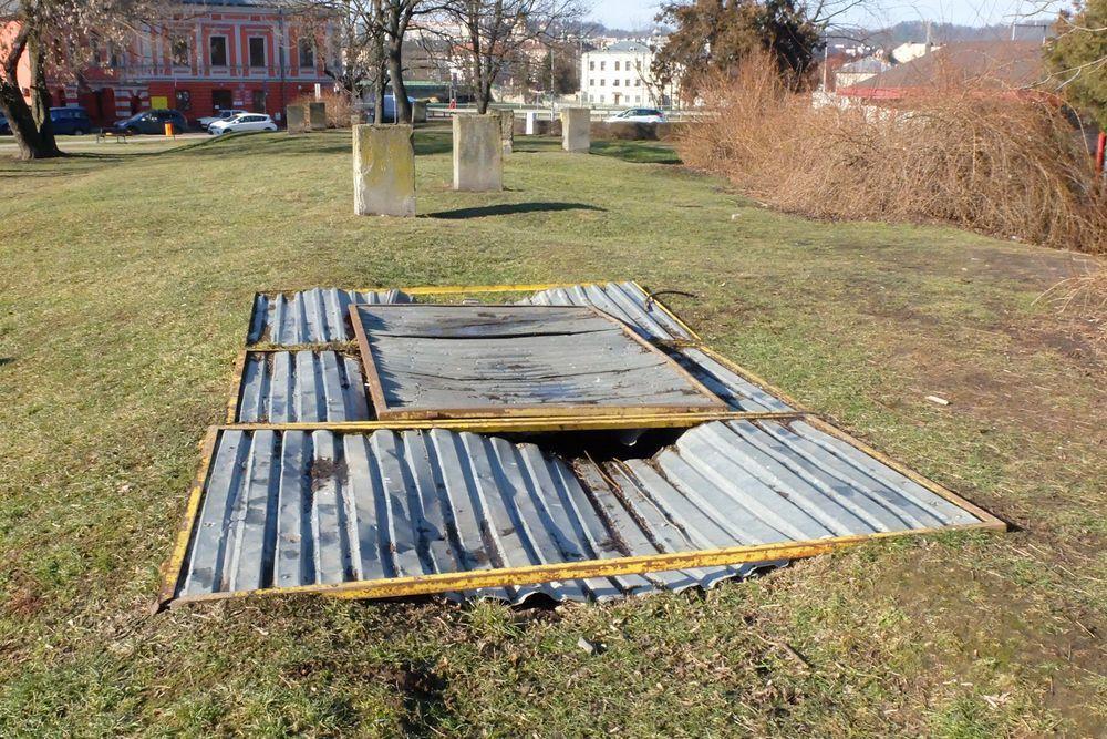 Jak długo jeszcze będzie straszyć prowizorka na skwerku?<br/>fot.Jacek Szwic
