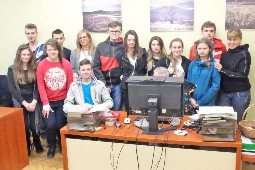 Pierwszoklasiści z Technikum nr 2 w SOSW nr 2 z opiekunkami Małgorzatą Bryś i Beatą Jaworską.<br/>fot.Jacek Szwic