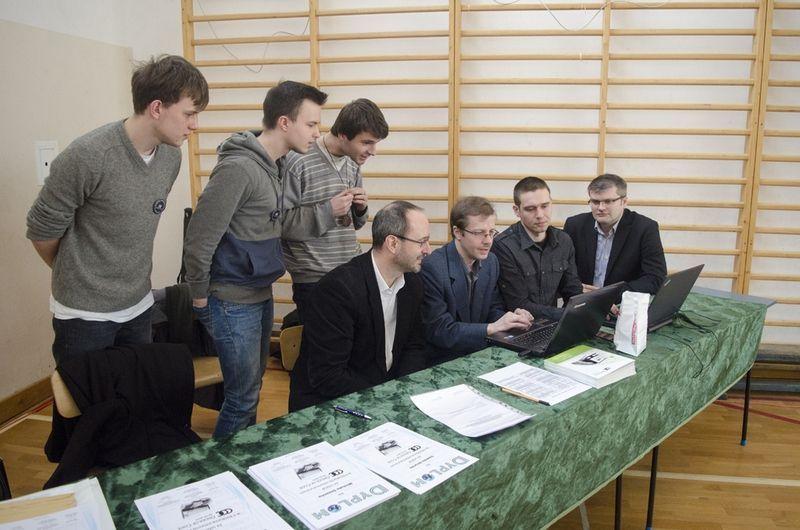 W ubiegłorocznej, 2. edycji konkursu wzięło udział 13 zespołów uczniowskich i 1 w kategorii Open . Komisja złożona m.in. z przedstawicieli firmy Order of Code na bieżąco sprawdzała wyniki zmagań. Po lewej prezes zarządu Wit Więch.fot.Krzysztof Kaplon