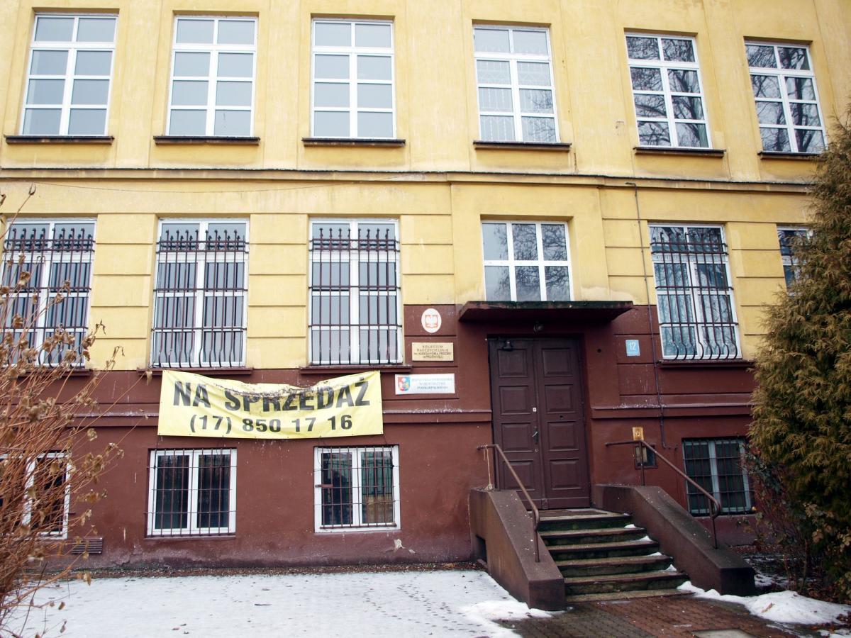 Mimo sporego zainteresowania potencjalnych kupców, nieruchomość po byłym Kolegium Nauczycielskim w Przemyślu wciąż jest na sprzedaż.<br/>fot.Mariusz Godos
