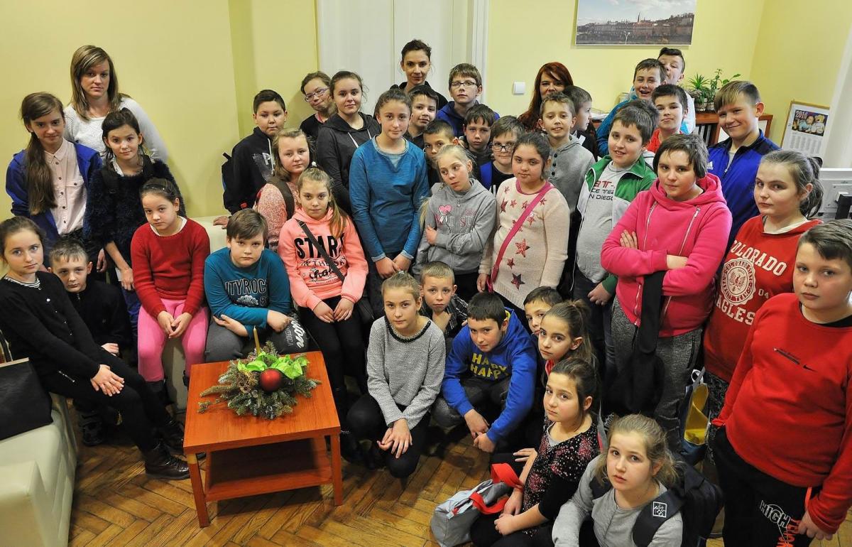 37-osobowa grupa uczniów ze szkoły w Kaszycach wraz z opiekunkami Małgorzatą Żak-Lorenowicz, Anną Puterlą-Kopciuch i Katarzyną Uryć.<br/>fot.Paweł Bugira