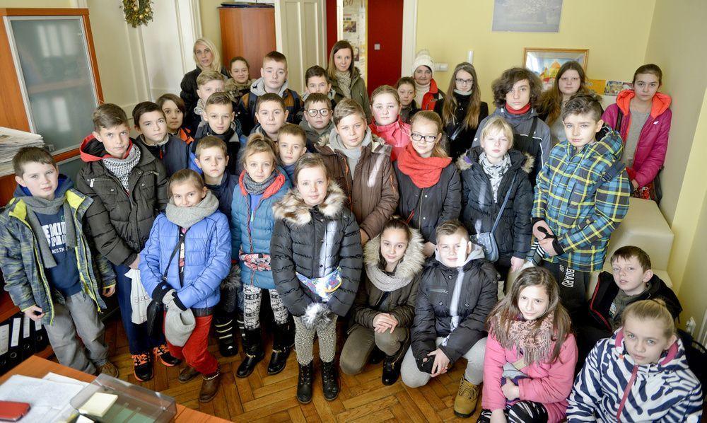 Uczniowie z SP w Nehrybce w naszej redakcji. Młodzieży towarzyszyły: Małgorzata Rysak, Edyta Szczygieł i Renata Twardak.<br/>fot.zbiory własne