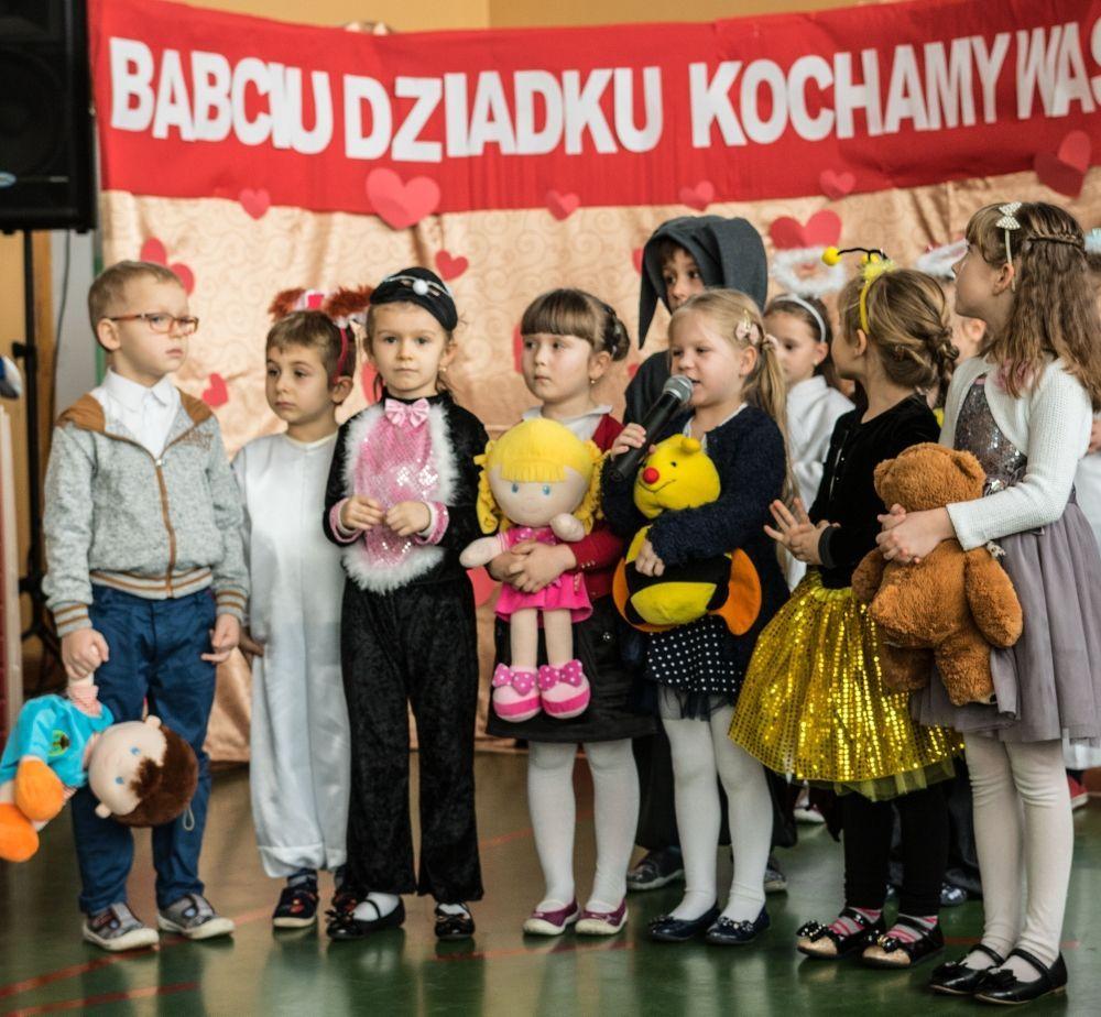 Występ dzieci z oddziału przedszkolnego i klasy pierwszej.<br/>fot.Jacek Mazepa