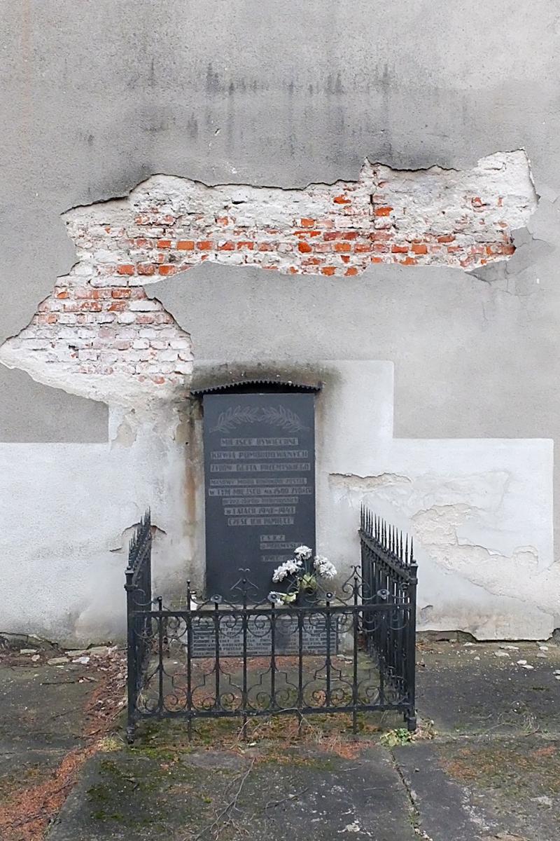 Zdjęcie miejsca pamięci przy ulicy Kopernika, zrobione dzień po obchodach Dnia Pamięci.  <br/>fot.Jacek Szwic