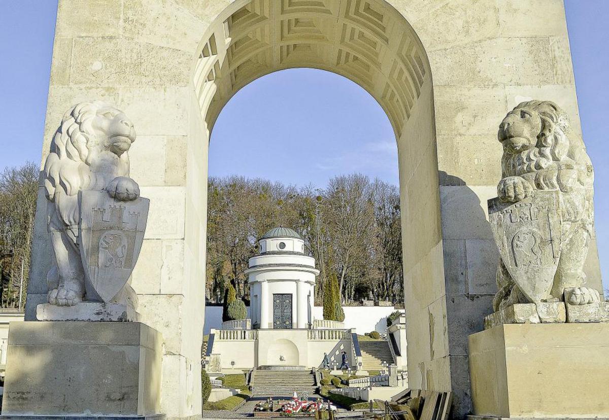 W grudniu ub. roku posągi lwów wróciły na Cmentarz Orląt Lwowskich.<br/>fot.zbiory własne