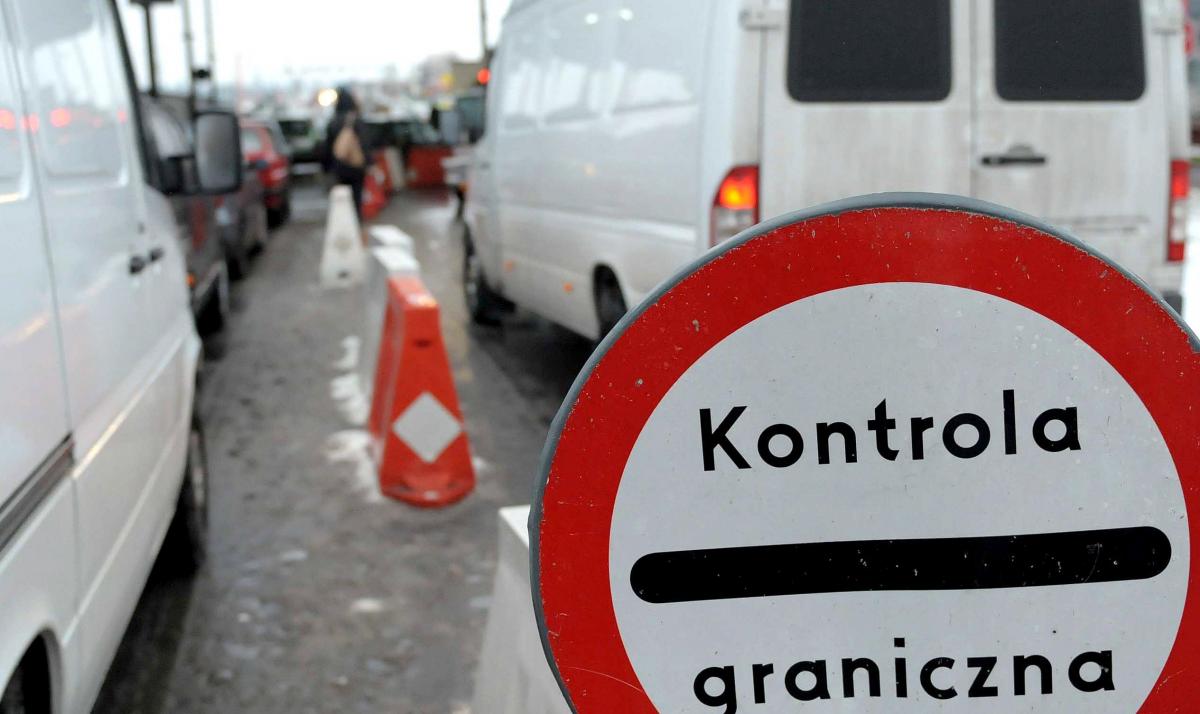 W 2015 roku na drogowych przejściach granicznych na Podkarpaciu funkcjonariusze Służby Celnej odprawili łącznie 3,2 mln samochodów osobowych.<br/>fot.zbiory własne