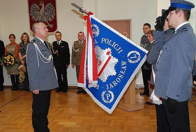 22 bm. ze sztandarem i współpracownikami pożegnał się młodszy inspektor Ryszard Kornaga, dotychczasowy komendant powiatowy policji w Jarosławiu.<br/>fot.KPP Jarosław