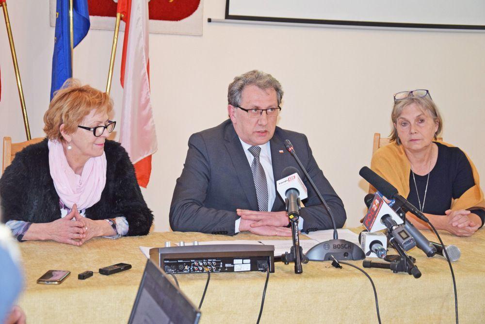 Starosta jarosławski Tadeusz Chrzan zapowiedział, że winni dopuszczenia do makabrycznych incydentów w prosektorium jarosławskiego szpitala zostaną rozliczeni. W konferencji prasowej wzięła udział Małgorzata Dankiewicz, p.o. dyrektor COM (po prawej) oraz Lucyna Paulo, naczelnik wydziału edukacji i sp