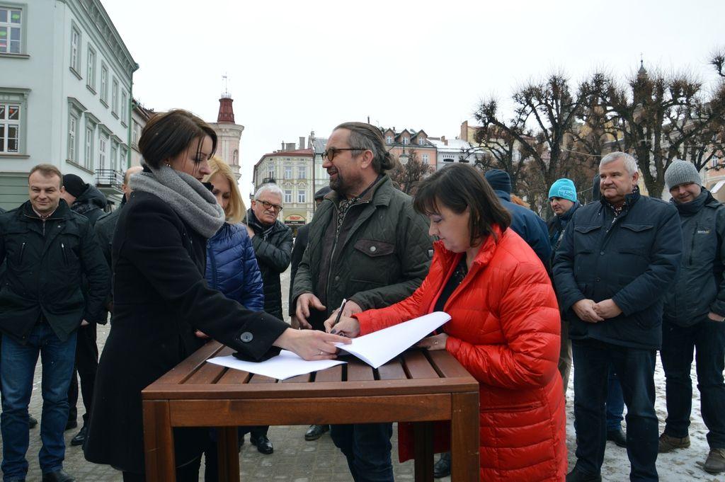 Umowę podpisano na płycie przemyskie rynku. Potem w sali narad urzędu miejskiego odbyła się dyskusja. <br/>fot.UM Przemyśl