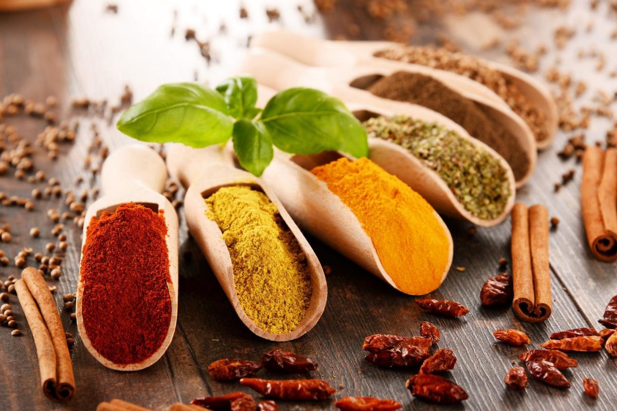 Chili, imbir, kardamon, goździki, cynamon, kolendra a nawet chrzan – podnoszą smak potraw, są aromatycznym dodatkiem do napojów, rozgrzeją cię w największy mróz! Działanie rozgrzewające mają również: czosnek, kurkuma, majeranek, kminek, pieprz czarny oraz gorczyca.