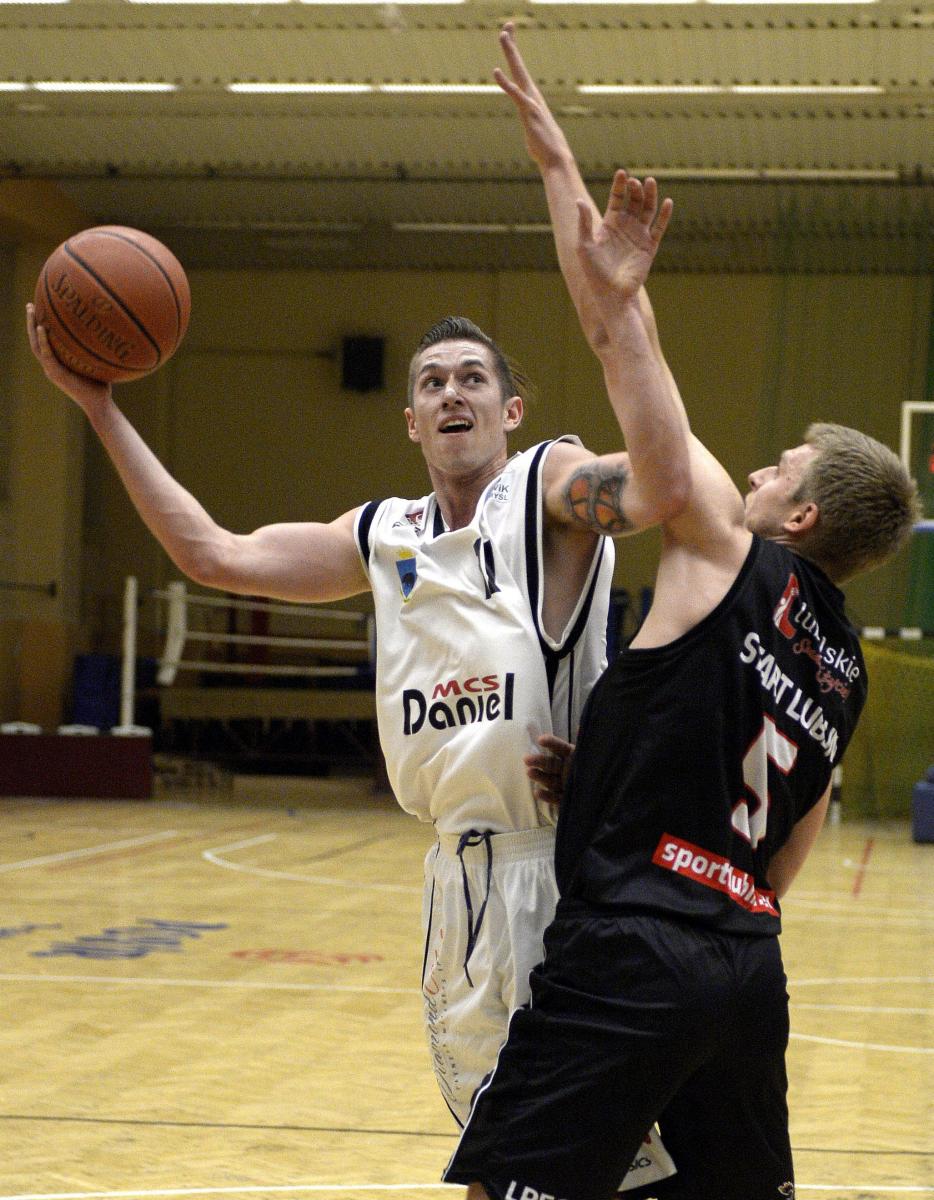 Tomasz Krzywdziński (z piłką) zanotował w Łodzi double-double (12 pkt; 10 zbiórek).<br/>fot.zbiory własne