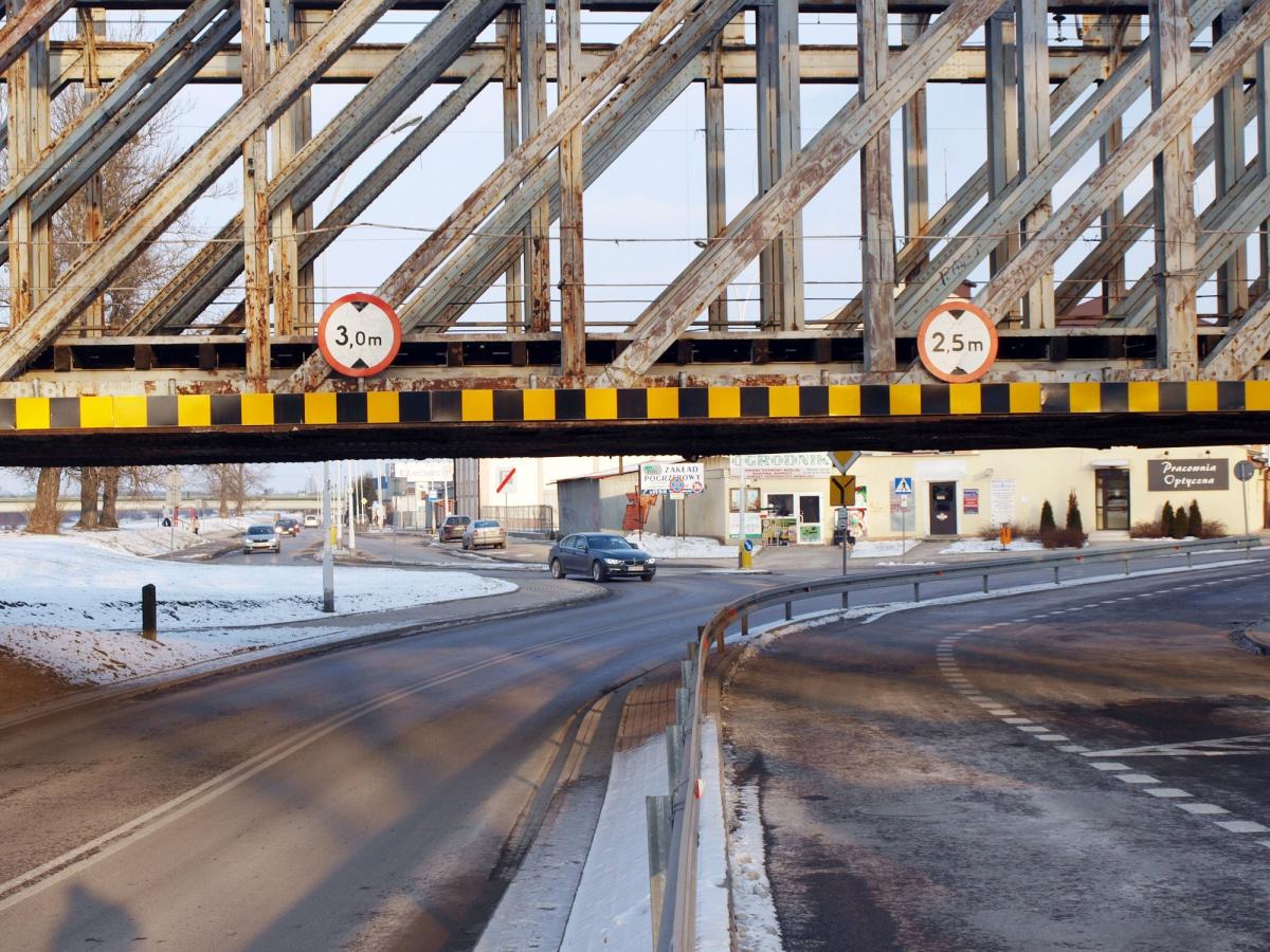 Maksymalna dopuszczalna wysokości pojazdu, który może przejechać pod wiaduktem, to 3 metry. Pół metra mniej ma przejazd obok parkingu.<br/>fot.Mariusz Godos