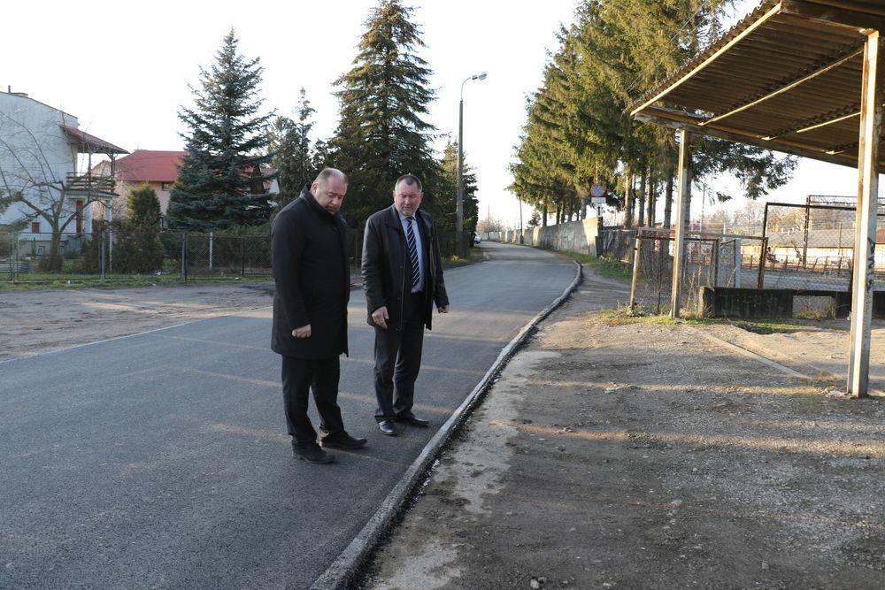 Burmistrz Waldemar Paluch wraz ze swym zastępcą Wiesławem Pirożkiem na wyremontowanej ul. Elektrownianej.<br/>fot.UM Jarosław