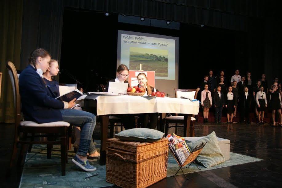 Uczestnicy warsztatów teatralnych przedstawili montaż słowno-muzyczny.<br/>fot.UM Przeworsk