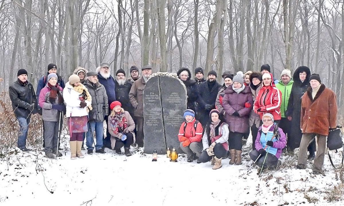 Uczestnicy spotkania przy macewie – pomniku w lesie grochowskim.<br/>fot.Jacek Szwic