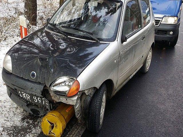 Kierująca jechała z plastikową osłoną znaku pod podwoziem.<br/>fot.KMP Tarnobrzeg