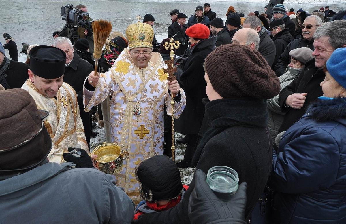 Na zakończenie abp Eugeniusz Popowicz pokropił zebranych dopiero co poświęconą wodą. Po nabożeństwie wierni zabierają ją, aby pokropić nią swoich bliskich oraz domy. Używają jej także kapłani.<br/>fot.Paweł Bugira
