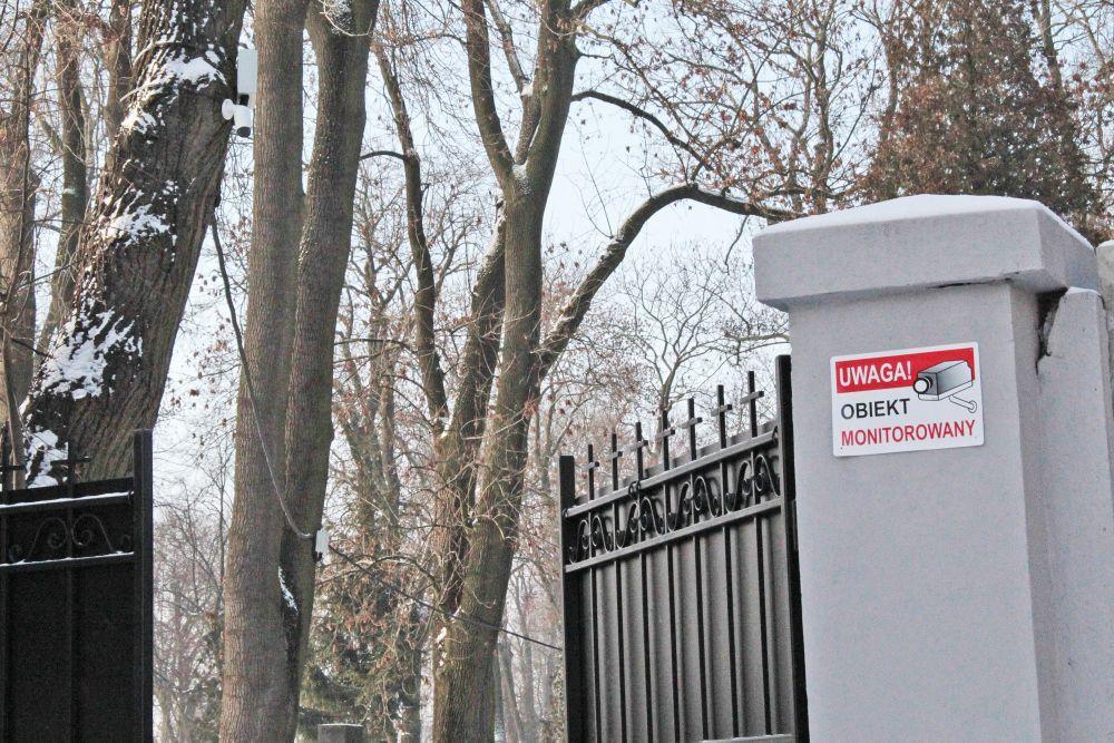 Ostrzeżenie o monitorowaniu cmentarza i obserwujące odwiedzających groby kamery już zmniejszyły ilość kradzieży.<br/>fot.Roman Kijanka