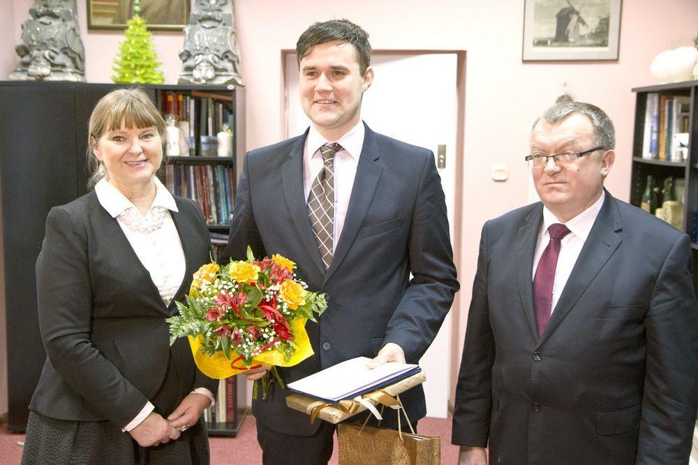 Moment wręczenia nagrody. Od lewej: Wojewódzki Konserwator Zabytków w Przemyślu Grażyna Stojak,  Łukasz Gajewski i wicewojewoda podkarpacki Witold Lechowski.<br/>fot.Jacek Szwic