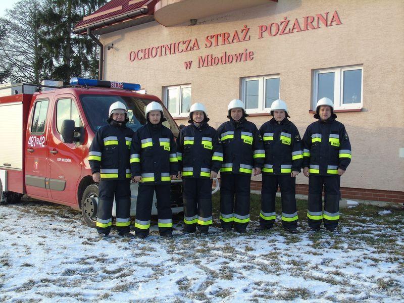 Strażacy w nowym umundurowaniu.<br/>fot.OSP Młodów