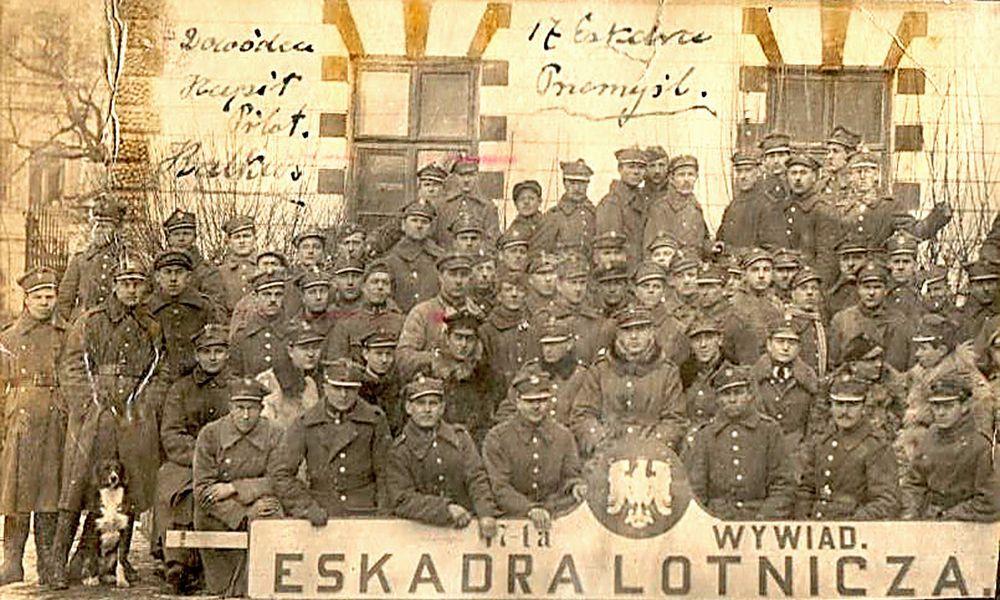 17. Eskadra Wywiadowcza Lotnictwa, która stacjonowała w Przemyślu. Może ktoś pomoże zlokalizować budynek, który jest w tle.